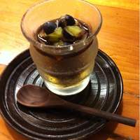 うなぎと季節料理とらや - デザートのみつ豆は、濃厚な黒蜜の風味に、爽やかなブルーベリーとキウィがよくあって、和と洋の融合。