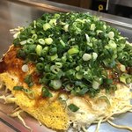 お好み焼がんぼ - 肉玉そば+イカ天+ねぎトッピング