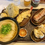 うどん 丸香 - 冷やかけ + 野菜天盛（とうもろこし + 茄子 + かぼちゃ） + 海老天 + ちくわ天（海老ちくわ） + かしわ天