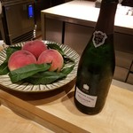 SUGALABO - 山梨・一宮町 宝桃園 "浅間白桃"とCHAMPAGNE BOLLINGER GRANDE ANNEE ROSE 2005