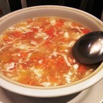 中華酒家飯店 角鹿 - トマトと干し海老の胡椒を利かせたスープ