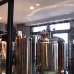 Y.Y.G. Brewery & Beer Kitchen - 店内から醸造設備が見られます