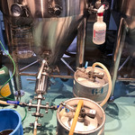 Y.Y.G. Brewery & Beer Kitchen - 店内から醸造設備が見られます
