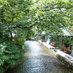 喜楽飯店 - お店は高瀬川の畔にあります。