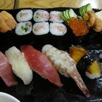 磯料理マルサ - （2011/7月）「マルサ寿司」＋「ウニ軍艦」のアップ写真