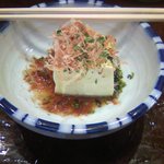 粉ひで - お通しの豆腐にかかった青のりが意外と合います