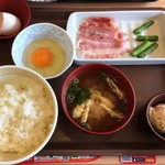 Sukiya - 牛丼のすき家で朝食。アスパラベーコン 、生たまご 、味噌汁と何故かポテトサラダ。