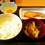 Sukiya - 牛丼のすき家で朝食　鮭定食 生たまご 味噌汁