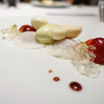 レフェルヴェソンス - さくらんぼ、蓬のアイスクリーム、アカシアの花、餅、ムラング・バリニーズ