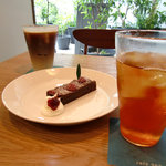 まちのシューレ 963　カフェ - 木苺のチョコレートケーキ、和紅茶、カフェラテ
