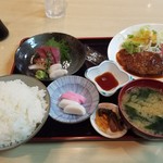 ときわ食堂 - 刺身3点盛とハンバーグ定食800円