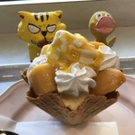 D - マンゴーワッフルパフェ561円（税込）