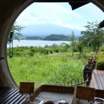 店内から河口湖と富士山