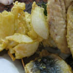 さくら - たまねぎの天ぷらをスタンドにして天ぷらを立てている