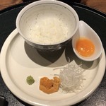 東京肉割烹 西麻布 すどう - 和牛霜降りサーロイン〜卓上岩板すき焼き〜 のご飯、卵、雲丹