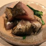 うを徳 - 佐渡産寒鰤の藁炙り ニンニク醤油和え