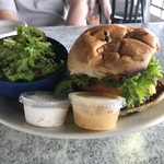 Harbor House Restaurant - チーズバーガー 野菜サラダチョイス