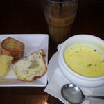 ブラッスリー・トゥース トゥース - メインランチ（@1260円）のスープと食べ放題のパン