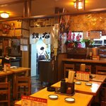 Hakata Gion Tetsunabe - 40年の歴史を感じさせる，活気ある店内