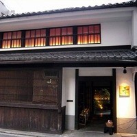 かんてきや 要 - お店の概観です。 白壁に長屋風の木がとってもいい感じです。