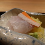 弧玖 - スズキの刺身アップ