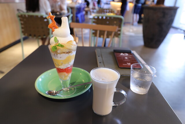 カフェ エトランジェ・ナラッド>