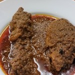 ハラールフードマルハバ - カレー、アップ。骨付きチキンが2本、入っています。