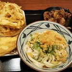 Marugame Seimen - 牛山盛りぶっかけうどん、野菜かき揚げ、きす天