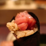 鮪小トロの海苔巻きアップ