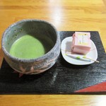 みなとや - 抹茶（お菓子付き）。500円