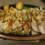Zenseki Koshitsu Kaisen To Kushiyaki Hyakuya - 若鶏と豚肉の鉄板ステーキ