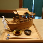 和ごころ 泉 - 向付は後祭で登場する船の形をした器での登場