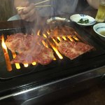 ニュー万長 - 肉 焼き焼き風景