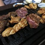 ニュー万長 - ホルモン焼き焼き風景