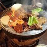 福山駅前酒場　情熱ホルモン - お肉を焼いています　※拡大(2018.07.10)