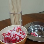 ドライブイン古城 - 卓上の七味と割り箸