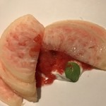 イチリン ハナレ - 白桃の下にはトマトのシャーベットにバジルとヨーグルト