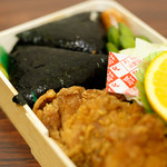 むすび むさし 横川駅店 - 若鶏むすび 880円