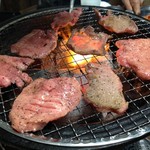 炭火焼肉 寿月 - 厚切り上塩タンの厚みが際立ってる！