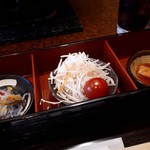 米沢牛炭火焼肉 上杉 - 1本カルビランチ(1580円)　カクテキ・サラダ・小鉢