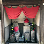 うどん本陣 山田家 - 第二駐車場入り口の傍らに佇むお地蔵さん