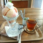 Cafe moritani - 桃パフェと季節の紅茶