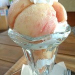 Cafe moritani - 桃パフェ
            中にはアイスクリームとシフォンケーキ
            グラスの底のほうまで桃が入ってます