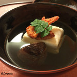 御料理 寺沢 - 湯葉豆腐の椀種に自家製のバチコ､差込みにどんこ椎茸､吸口に木の芽