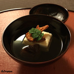御料理 寺沢 - 湯葉豆腐の椀種に自家製のバチコ､差込みにどんこ椎茸､吸口に木の芽
