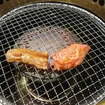 肉を焼いています