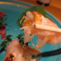 吹上庵 北新地 - 付け合わせのナマスをくるんで。鹿児島流の食べ方らしい。