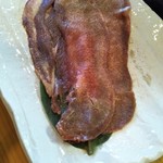 和牛と鍋 焼肉番長 - 塩タン、縦カットの巨大タンでしたっ!!!(>ω<)
