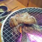 和牛と鍋 焼肉番長 - 炭焼き網の上の、塩タン
