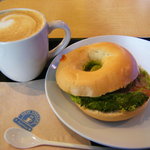 NEW YORKER'S Cafe - アボカド＆ベーコンベーグルサンド390円、カプチーノ280円